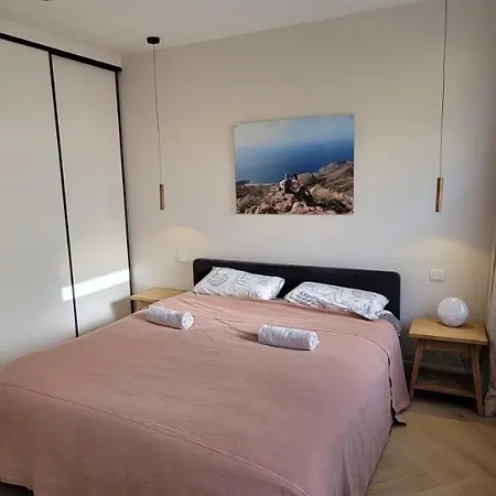 Unique Ground-floor With Beautiful Garden In