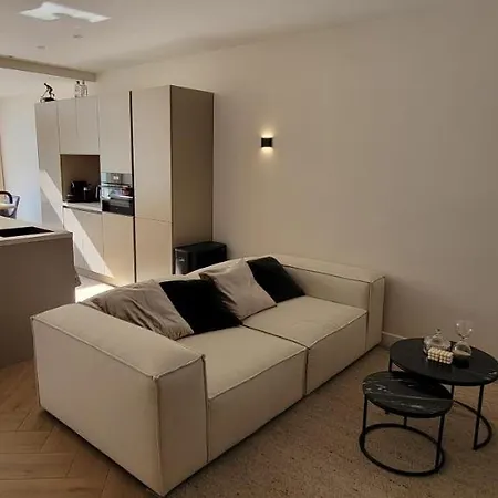 Unique Ground-floor With Beautiful Garden In